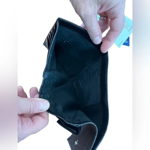 Authentic PRADA Milano Black Saffiano Leather Compact Wallet - Picture 8 of 9